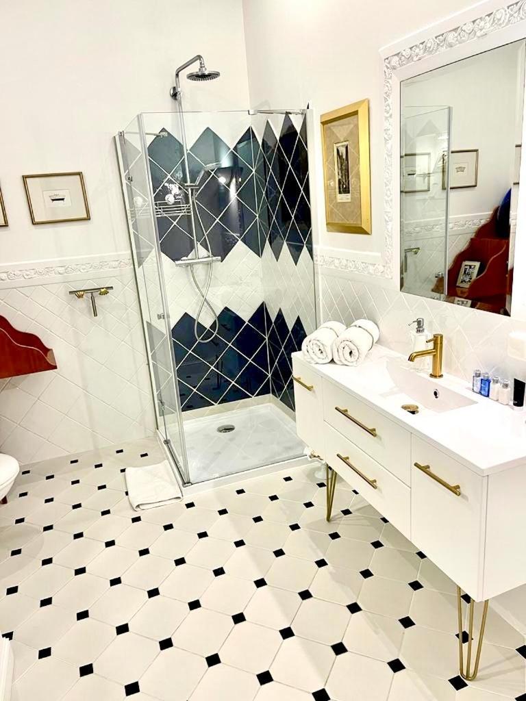 Luxury Suites & Apartments Mondrian Market Square II Warschau Kamer foto